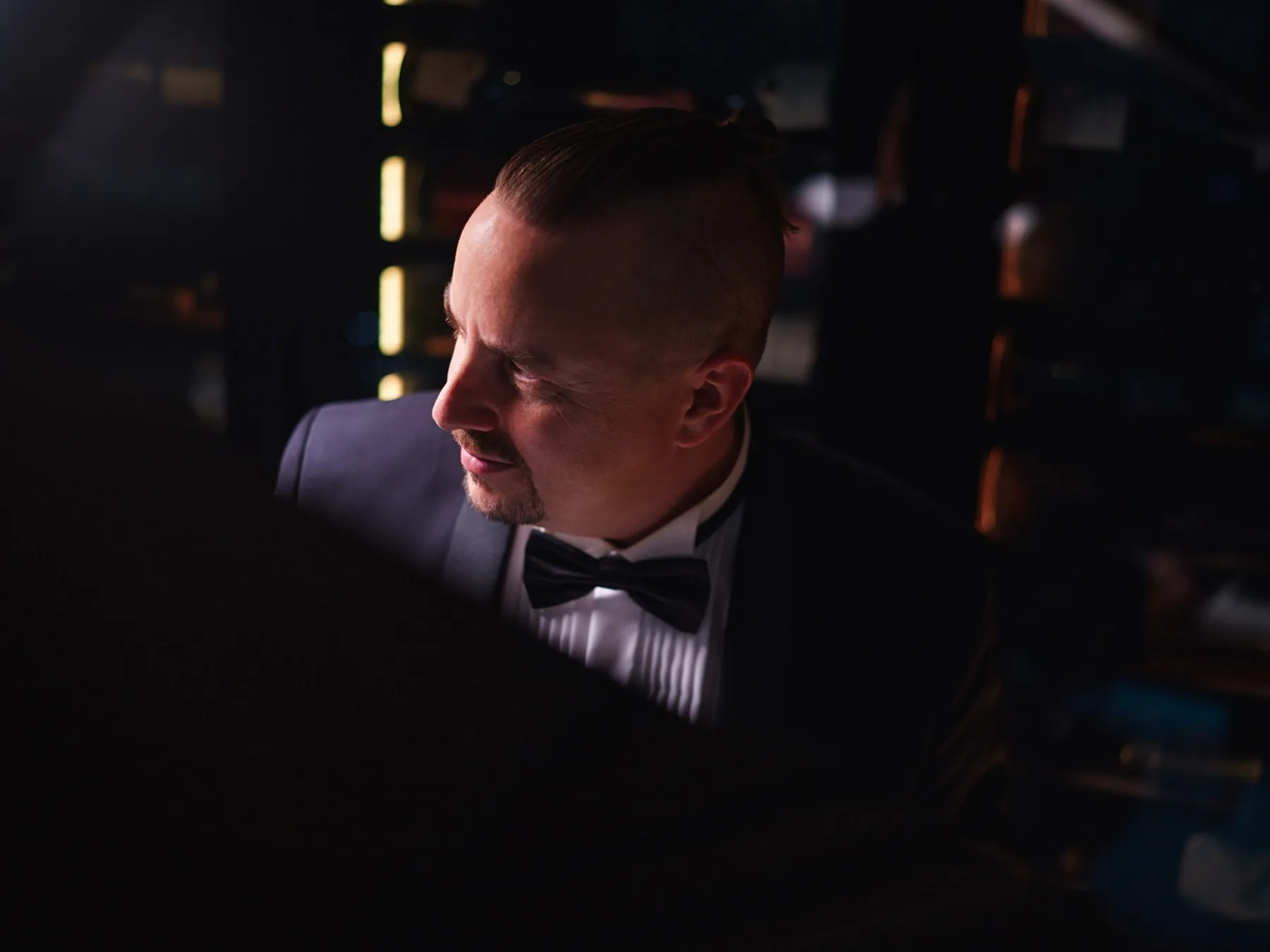 Maloo Kalkkinen at the piano